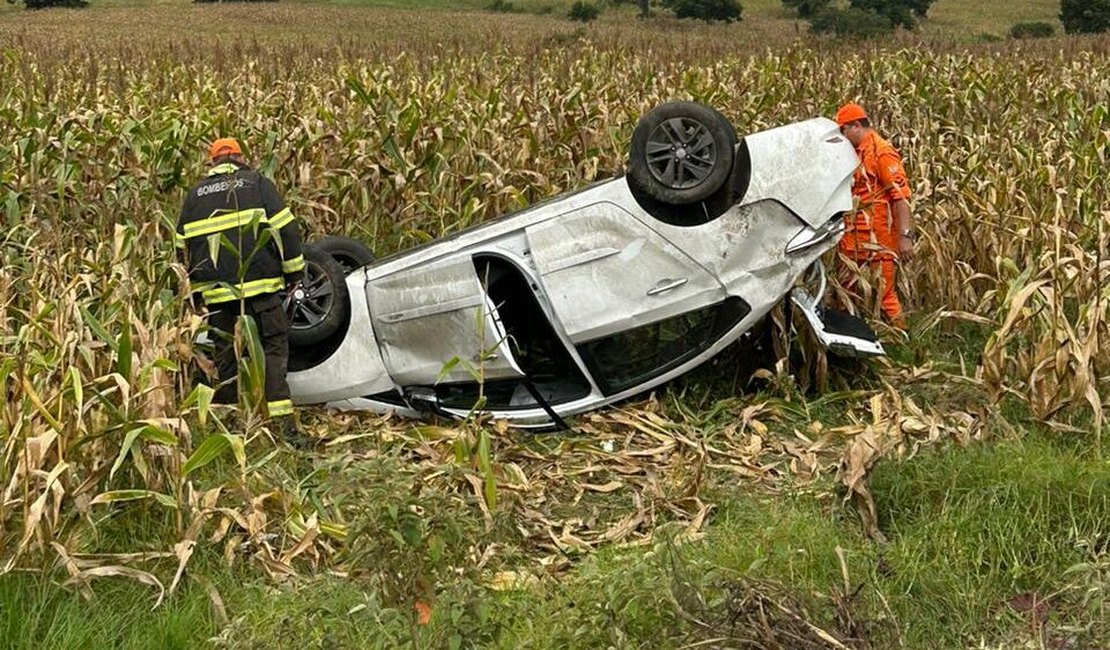 Motorista perde controle de veículo e capota carro na AL 115, no Agreste alagoano