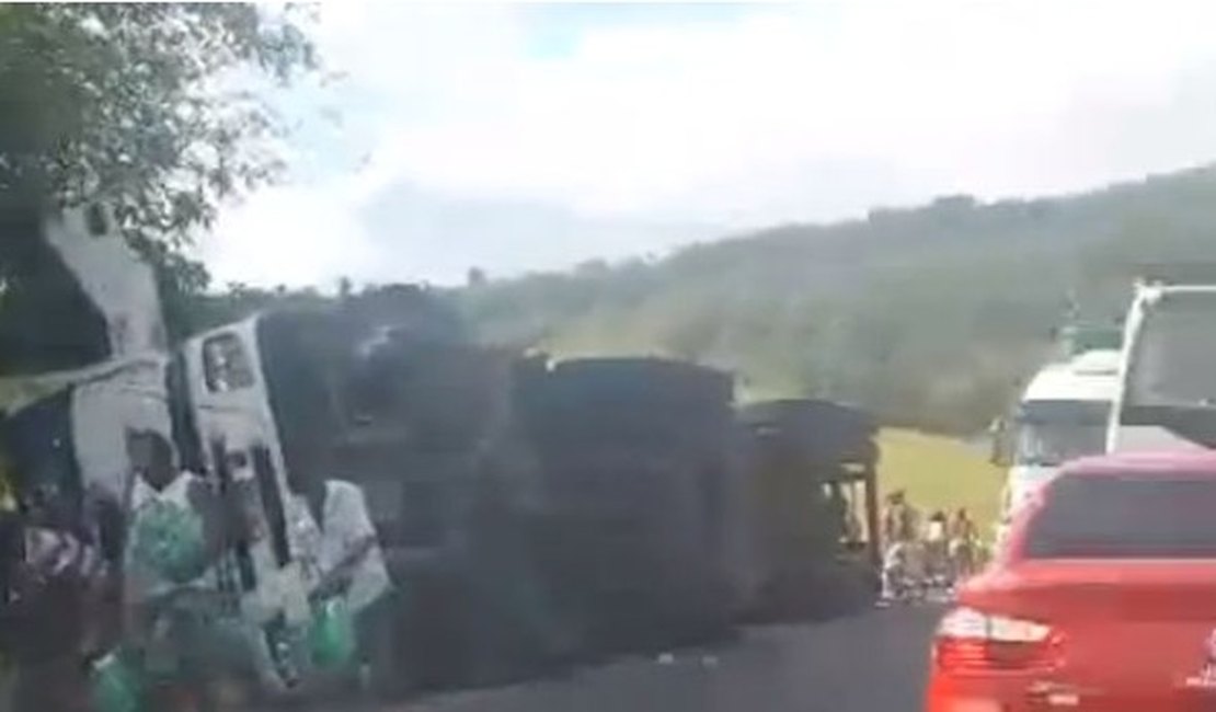 Carreta carregada com refrigerantes tomba na BR 316 e carga é saqueada