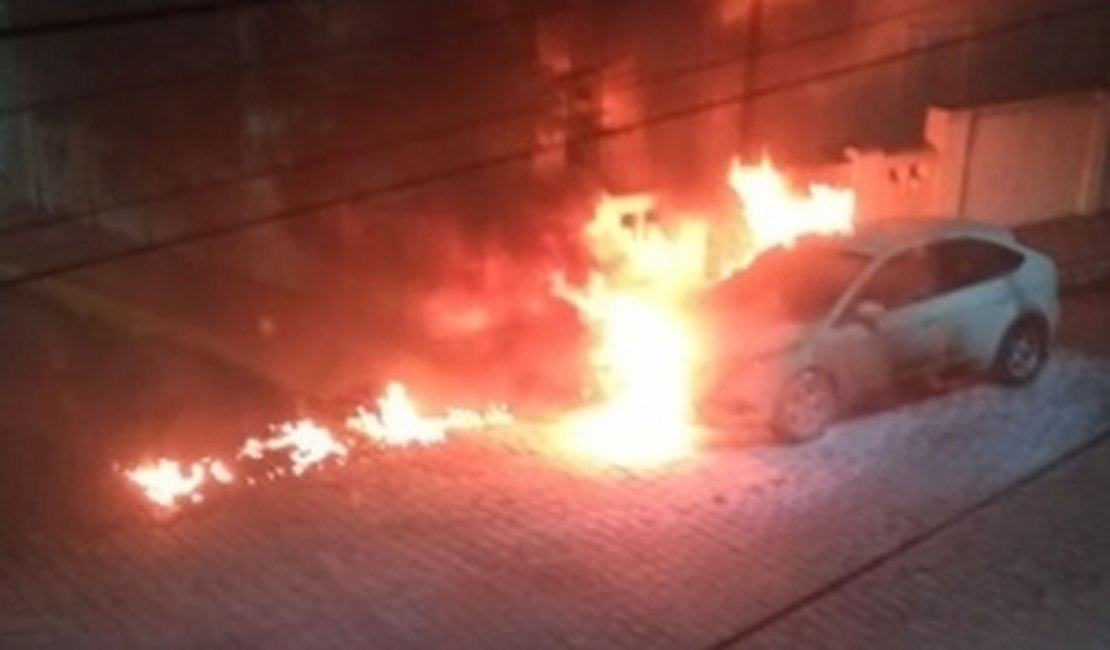 Homem estaciona carro ao lado de fogueira e veículo pega fogo, em Palmeira dos Índios