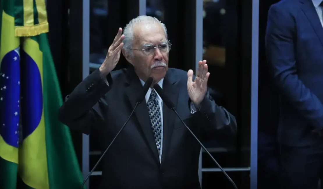 Ex-presidente José Sarney é internado com quadro de pneumonia