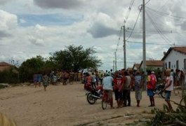 Criminosos invadem residência e atiram em casal