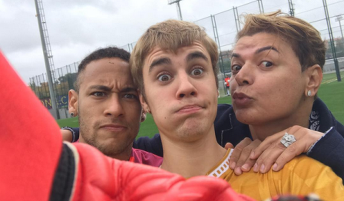 Neymar tira tempinho para fotografar ao lado de Justin Bieber e David Brasil durante treino
