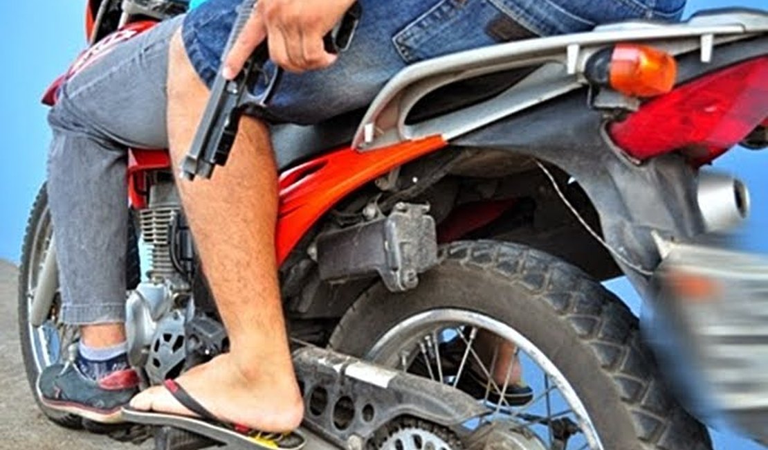 Agressivos, bandidos roubam R$ 900 de vítimas no bairro Baixa Grande, em Arapiraca