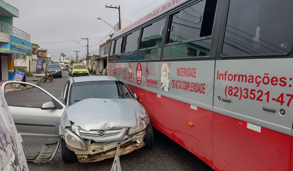 Ônibus com funcionários do Hospital Chama é atingido por carro no bairro Alto do Cruzeiro