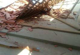 Fachada de escola desaba e deixa três estudantes feridos, em Arapiraca