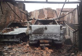 Incêndio  destrói cinco veículos em um galpão, no Povoado Pé Leve