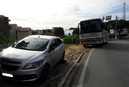 Carro e ônibus escolar colidem na Ladeira Geraldo Melo, em Maceió