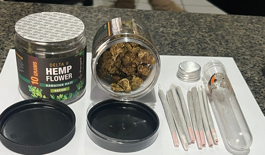 Canil do 3º BPM e PRF apreendem maconha em mochila de jovem durante abordagem a ônibus na BR-101