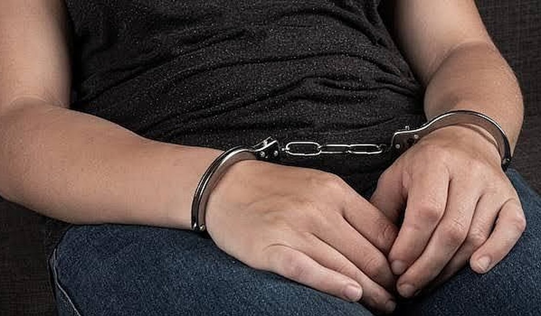 Jovem é detida após xingar militares e chamar comandante de guarnição de 'Nego besta', em Arapiraca