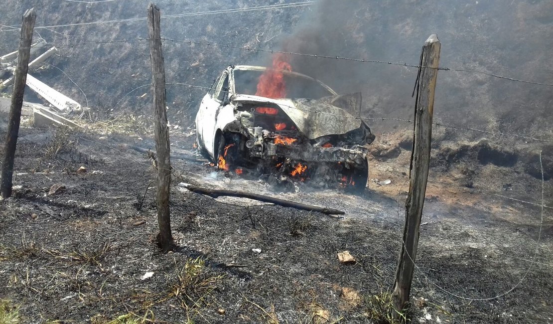 Carro bate em poste e pega fogo após colisão em Atalaia