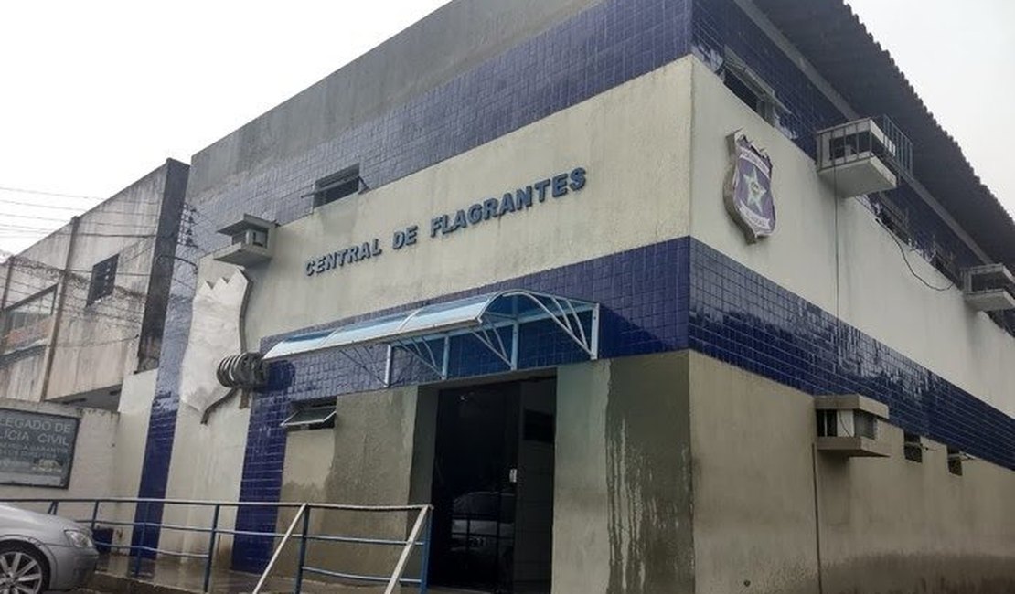 Mãe é presa por deixar criança de 4 anos sozinha em casa, em AL
