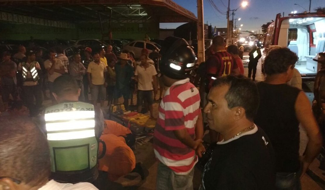 Colisão entre motocicleta e caminhonete deixa casal ferido, em Arapiraca