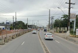 Colisão entre motocicleta e caminhão deixa pessoa ferida na Av. Menino Marcelo, em Maceió