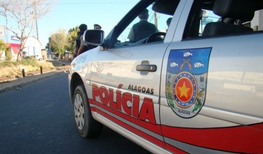 Polícia prende três homens e uma mulher por porte ilegal de arma de fogo em Maceió