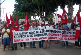 [VIDEO] MST e pescadores do Lago da Perucaba protestam pelas ruas de Arapiraca