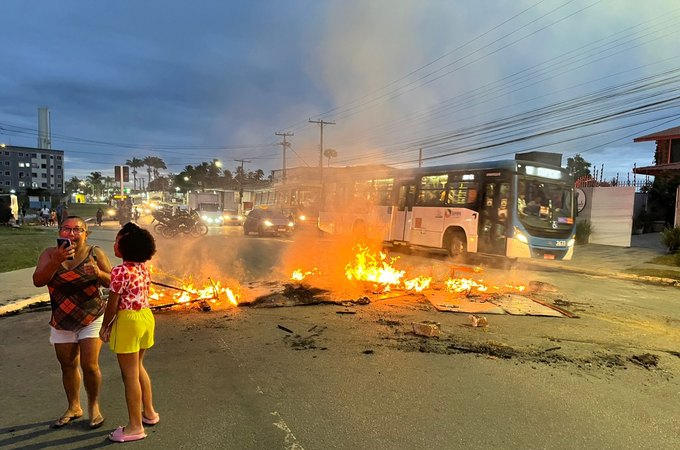 Moradores protestam contra BRK por água contaminada no bairro Santa Amélia, em Maceió