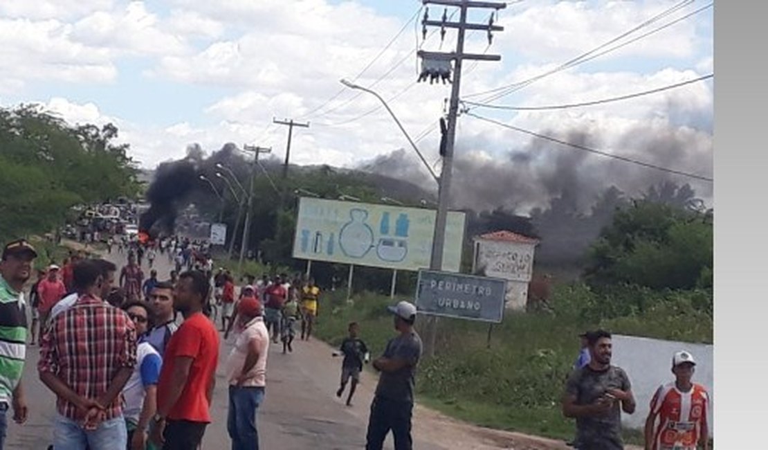 Populares bloqueiam AL 220 em protesto contra excesso de blitz