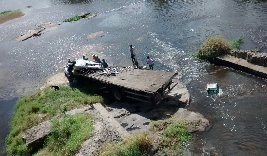 Caminhão cai de ponte e deixa dois mortos em Cajueiro