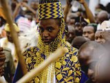 Rei de Uganda, que foi monarca mais jovem do mundo, morre aos 34 anos