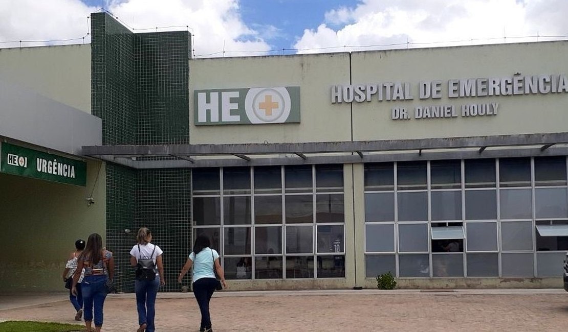 HEA busca familiares de idoso internado após colisão entre carro e caminhão em Arapiraca