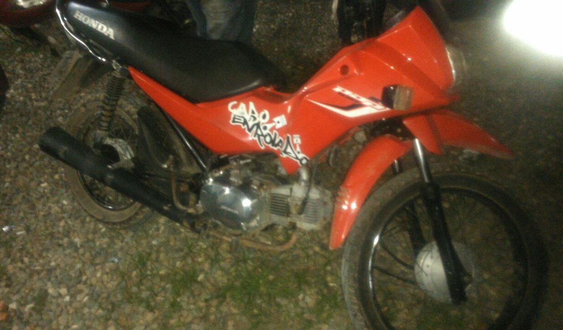 PM estoura desmanche de motocicleta no bairro Alto do Cruzeiro em Arapiraca