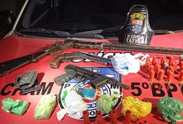 Operação termina com dois presos, morte de homem que trocou tiros com PMs e apreensão de armas e drogas, em Maceió