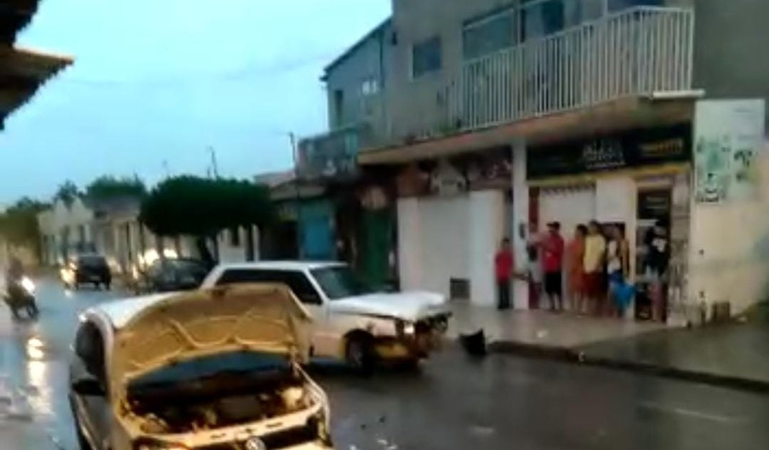 Colisão frontal entre carros é registrado em Arapiraca