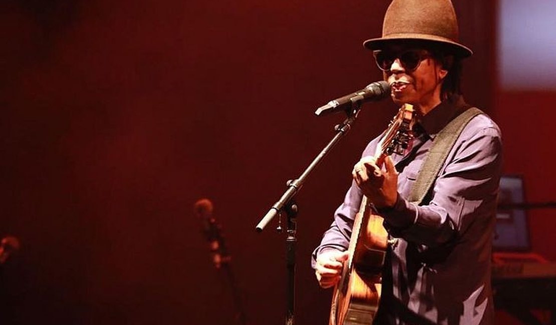 Alagoano Djavan requebra e ensaia strip-tease em show do novo disco