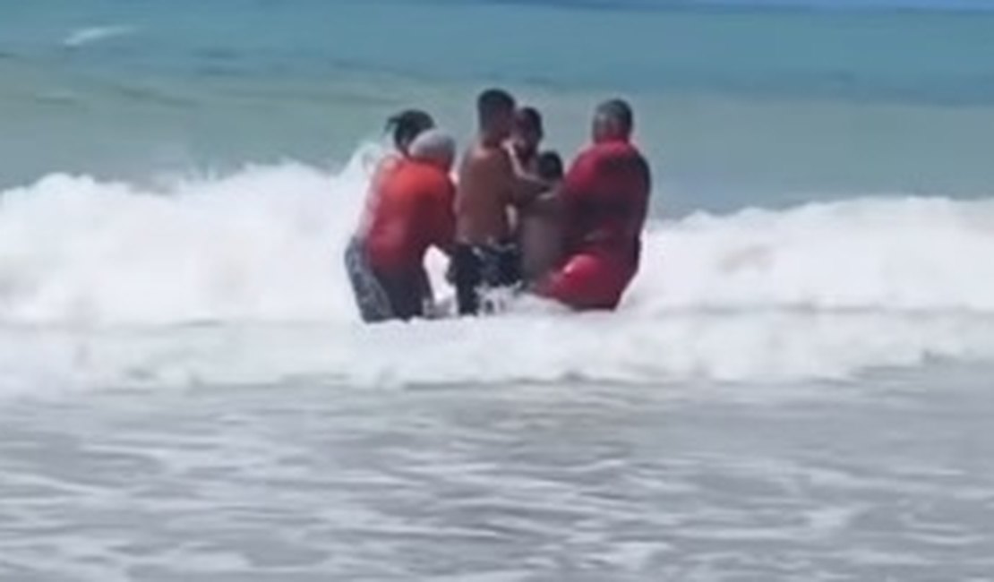 Pai morre ao tentar salvar filho de afogamento na Praia da Lagoa do Pau, em Coruripe