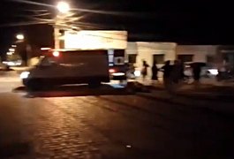 Vídeo. Casal fica ferido após ser atingido por carro de passeio em Arapiraca