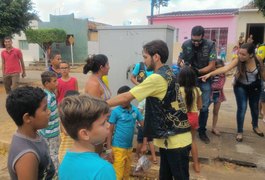 Grupo de motociclistas promove doações e entrega de brinquedos, em Arapiraca