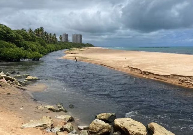 Mulher é resgatada após se afogar no Rio Jacarecica, em Maceió