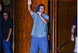 Adam Sandler esbanja simpatia acenando para fãs e fotógrafos em São Paulo