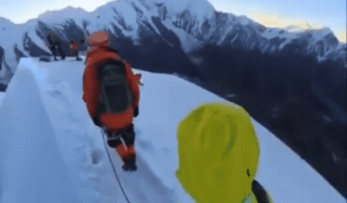 Montanhista morre após cair de 200 metros ao tentar tirar selfie em montanha na China