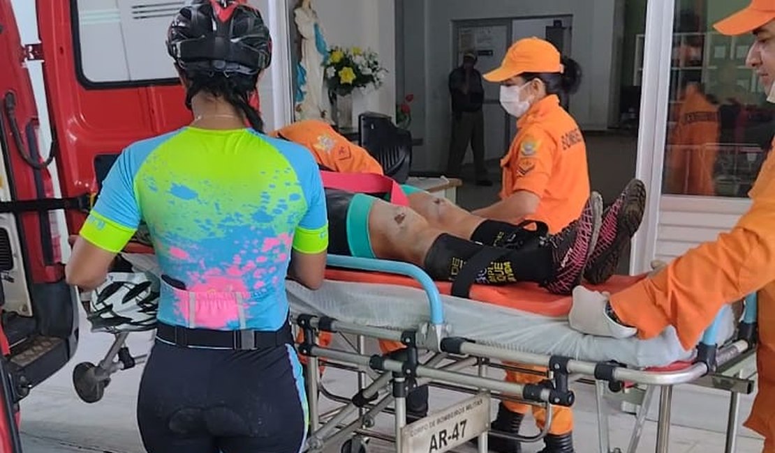 Vídeo: Carro e ônibus colidem e ciclista acaba sendo atingida em Limoeiro de Anadia