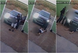 Vídeo. Homem é atropelado pelo próprio carro ao ser rendido com a família por assaltantes