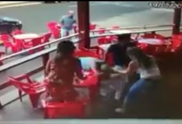 Vídeo. Esposa invade bar após marido postar fotos com amigas no Facebook