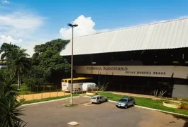 Pai faz sexo grupal no banheiro de rodoviária e deixa filha pequena trancada no carro, em Goiás