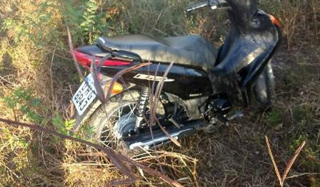 Motocicleta é encontrada abandonada em matagal no entorno do Lago da Perucaba, em Arapiraca