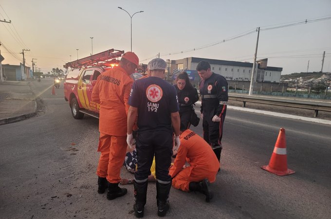 Motociclista perde controle de veículo ao passar por lombada próximo ao 3º BPM, em Arapiraca