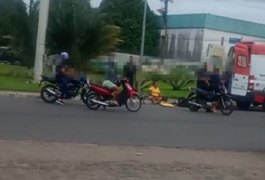 Duas mulheres e criança recebem socorro médico após colisão entre duas motos em Arapiraca