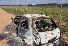 Vídeo. Veículo com placa da Bahia pega fogo na zona rural de Arapiraca