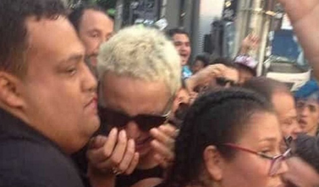 Pabllo Vittar chora ao ficar presa entre fãs após show