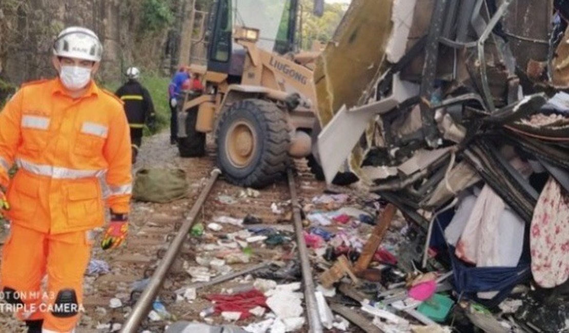 Polícia procura motorista do ônibus de Alagoas que caiu de viaduto em Minas Gerais