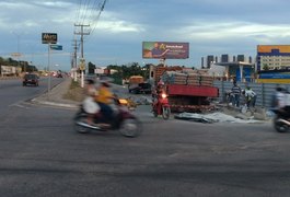 Parte da carga de sacos de cimento despenca de caminhão e estoura em via de Arapiraca