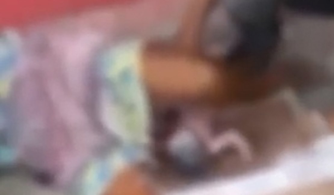 Vídeo. Mototaxista ajuda mulher em parto no meio da rua em Maceió