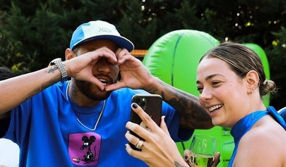 Neymar parabeniza Carol Dantas, pelo aniversário: 'Minha companheira, amiga de fofoca e supermãe'