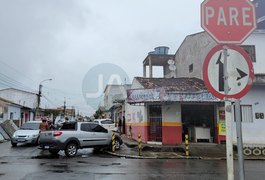 Colisão entre carros destrói parte da parede de mercadinho em Arapiraca; assista