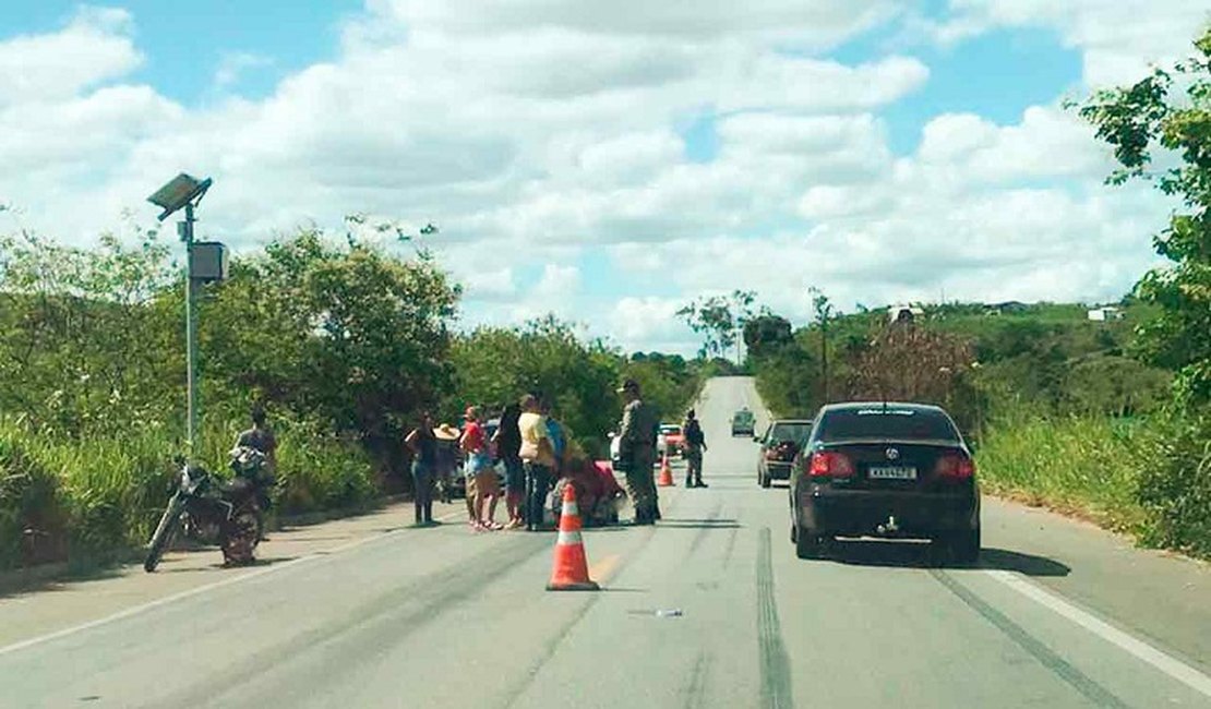 Mulher de 43 anos fica ferida após colidir motocicleta em carro na zona rural de União dos Palmares
