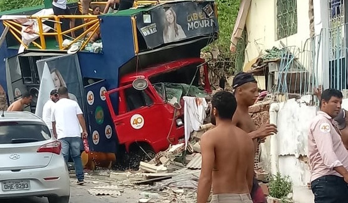 Vídeo. Trio elétrico de deputada falta freio, condutor perde o controle e invade residência durante carreata, em Maceió